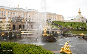 Die Gärten von Schloss Peterhof in St. Petersburg, Russland, umfassen über 200 Statuen und 144 Brunnen auf 500 Hektar Land. Die Große Kaskade an Brunnen, die die Palasttreppe hinaufführt, umfasst allein 64 Brunnen. - hier: Moskau.
