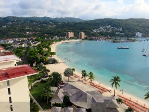 Per la violista Rachel Chen, dopo aver trascorso cinque mesi in luoghi relativamente freddi, è giunto il tempo di andare in un posto tropicale per le vacanze. Questa la vista dal suo resort di Ocho Riosin Giamaica
