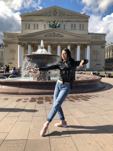 Im Bolschoi-Theater gibt es Ballett, der klassische chinesische Tanz ist davor zu sehen. - hier: Большой театр – / Bolschoi-Theater von Russland.
