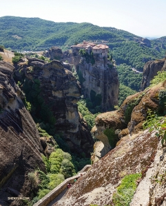 Tout près, voici le monastère de Varlaam, photographié d’un autre sommet de montagne. 
