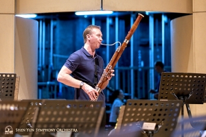 Pemain bassoon Aleksander Velichko berlatih sebentar sebelum kembali ke belakang panggung. 
