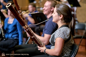 Pemain Bassoon Gabriela Gonzalez dan Aleksander Velichko tertawa bersama.
