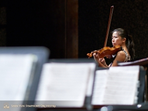 La solista di violino Fiona Zheng concentrata nell’esecuzione del suo pezzo