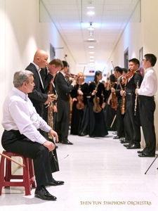 Achter de schermen zijn de leden van de Symfonie bijna klaar om de concertzaal binnen te gaan.
