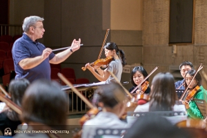 En coulisses, les membres du Symphony Orchestra sont presque prêts à entrer dans la salle de concert.
