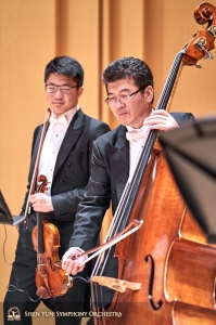 Violinist Wesley Zhou and bassist Wei Liu are ready for the evening performance.
