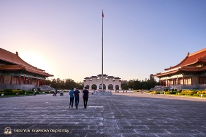 An drei Seiten des Liberty Square stehen historische Sehenswürdigkeiten: die National Chiang Kai-shek Memorial Hall, das National Theater und die National Concert Hall.
