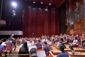 Symfonický orchestr na zkoušce před svým prvním koncertem v Národní koncertní síni.