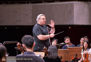 Dirigent Milen Nachev leidt de repetitie.
