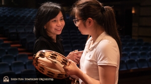 Concertmeester Chia-Chi Lin geeft een tip aan percussioniste Jazmine Jia.
