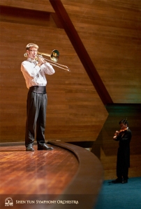 Pratique sur scène et en coulisses : le tromboniste principal Alistair Crawford et le violoniste Davin Ma.
