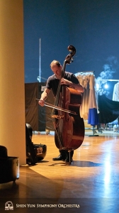 Achter de schermen heeft eerste contrabassist Juraj Kukan ook een prettig oefenplekje gevonden.
