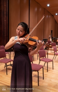 Die Solistin Fiona Zheng bekommt ein Gefühl für die Bühne in Changhua.
