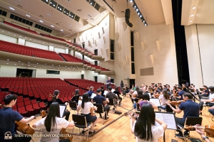 Das Sinfonieorchester versammelt sich zur Probe vor seinem letzten Konzert in Taiwan im Tainan Kulturzentrum.