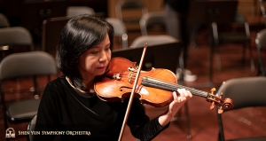 Concertmeester Chia-Chi Lin oefent voor de voorstelling op het podium.
