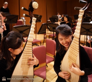 Yuru Chen nutzt die Zeit mit ihrer Pipa in der Yuanlin Performance Hall in Changhua, Taiwan. 
