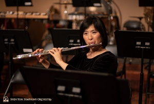 Prima del concerto, la flautista principale Chia-jung Lee si riscalda con toni lunghi
