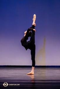 Pemenang Michelle Lian tampil dengan gambaran sempurna berdiri dengan memegang kaki belakang.