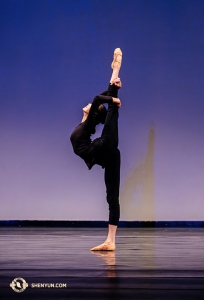 Winner Michelle Lian performs a picture-perfect back-leg hold.
