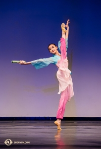 Carol Huang, inspirée par un poème de la dynastie Tang : « l’Eveil du Printemps », gagnante ex-aequo de la médaille d’or, catégorie Juniors Femmes.
