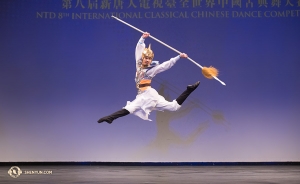 Chad Chen brings the spirit of the great general Yue Fei to stage and captures gold. (Adult male division co-winner)
