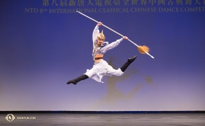 Chad Chen brings the spirit of the great general Yue Fei to stage and captures gold. (Adult male division co-winner)
