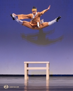 Adult male division gold award co-winner Roy Chen straddle jumps... off a table!
