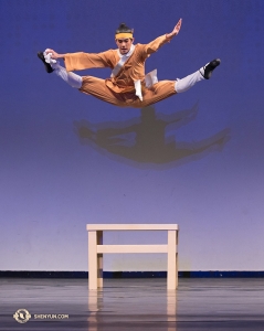 Adult male division gold award co-winner Roy Chen straddle jumps... off a table!
