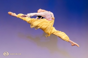 Spoludržitelka zlaté medaile v kategorii žen, Michelle Lian, letí ve svém tanečním čísle <em>Duben</em>.