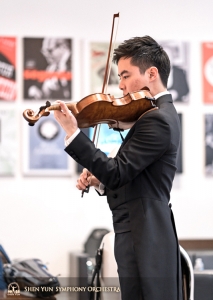 いくつかの楽節のおさらいをするバイオリニストのホフマン・ジュ。