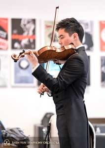 Le violoniste Hoffmann Zhu révise quelques passages.
