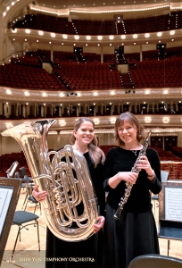 大號手吉納維芙和雙簧管手麗恩‧德‧布洛韋準備最後的演出。