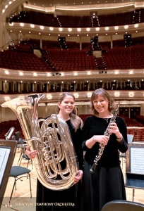 La joueuse de tuba Geneveive Blesch et l'hautboïste Leen de Blauwe fin prêtes pour le concert final. 
