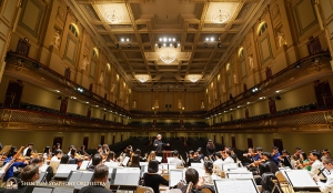 Kemegahan Boston Symphony Hall diabadikan saat latihan dengan penyanyi soprano Haolan Geng.
