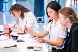 V.l.: Oboistin Leen de Blauwe, Pipa-Spielerin Miao-Tzu Chiu und Bratschistin Paulina Cha versuchen sich am Incheon International Airport an traditionellen koreanischen Kunsthandwerken.
