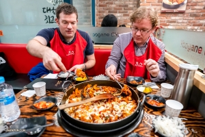 首席小號艾里克‧羅賓斯（左）和小號吉米‧蓋格沒有錯過道地的韓式燒烤。