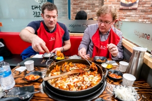 W wolnym od koncertów dniu główny trębacz Eric Robins (po lewej) i trębacz Jimmy Geiger zajadają się galbi z kurczaka.
