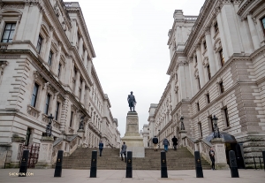 Jadwal memungkinkan kami memiliki banyak waktu untuk bereksplorasi. Tampak patung Robert Clive, juga dikenal “Clive of India.” (Foto oleh Monty Mou)
