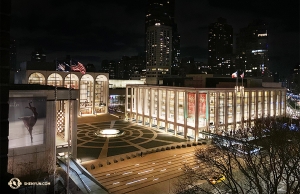 Meninjau di dekat kantor pusat kami, ini merupakan malam yang sepi setelah membandingkan dengan pertunjukan perdana grup New York yang tiketnya terjual habis di Lincoln Center.