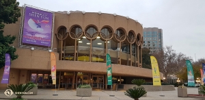 Soubor zůstal ve slunné Kalifornii, kde se konalo dalších jedenáct vyprodaných představení. Zdravilo nás několik barevných bannerů Shen Yun u vchodu do San Jose Center for the Performing Arts.