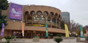 Soubor zůstal ve slunné Kalifornii, kde se konalo dalších jedenáct vyprodaných představení. Zdravilo nás několik barevných bannerů Shen Yun u vchodu do San Jose Center for the Performing Arts.
