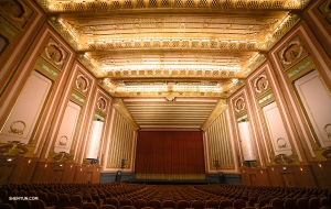 Tepat setelah Natal, grup Shen Yun Internasional menikmati panggung Civiv Opera House di Chicago, auditorium opera terbesar kedua di Amerika Utara. (Foto oleh proyeksionis Annie Li)