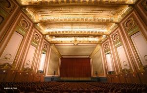 Subito dopo Natale, la Compagnia Internazionale di Shen Yun onora il palco della Civic Opera House di Chicago, il secondo più grande teatro dell’opera del Nord America. (Foto della proiezionista Annie Li)
