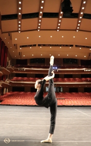 Dansare Angelina Liu tar en sväng och värmer upp sig på scenen före en av kompaniets sex föreställningar på teatern. (Foto: Kaidi Wu)
