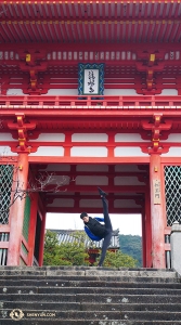 Il ballerino Teo Yin scalcia verso il soffitto della porta di entrata principale di Kiyomizu-dera(Niomon 仁王門). Teo dice che questa è la sua posa preferita perché richiede un riscaldamento minimo… Per lui (foto di Ben Chen).
