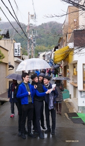 銀閣寺への坂道が狭まってきたので、道案内のテオ・インに質問するショーン・レン、ビル・ション、レオ・リー（神韻ダンサーたち）。銀閣寺は京都にある17のユネスコ世界遺産の1つ。（撮影：ダンサー、ベン・チェン）
