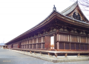 Vi säger adjö till templets stora sal Rengeoin Sanjusangendo (三十 三 間 堂). Dags att gå tillbaka till arbetet! Shen Yun World Company har två föreställningar på ROHM-teater i Kyoto. Detta var dock en bra dag med utforskningar. Vi har fler Kyoto-bilder att dela med er i nästa album också, så håll er uppdaterade!