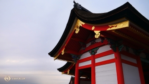 Als nächstes: Ein Besuch im Kiyomizu-dera-Tempel (清水寺) mit Blick auf die Stadt Kyoto in der Abenddämmerung. Der Name des Tempels bedeutet wörtlich „Tempel des reinen Wassers“. (Foto: Shawn Ren)