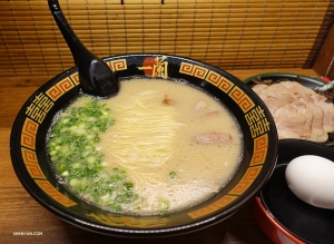 他の団員たちはどこに行ったのだろう？ ダンサーのジェフ・チュワンは「一蘭」でラーメンを味わう。
