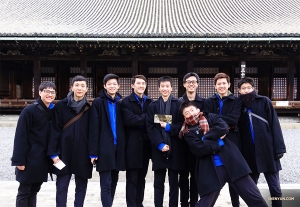 porte d’entrée de Kiyomizu-dera (Niomon). Teo nous indique que c'est sa pose
